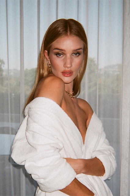 Кружева и подвязка невесты: Рози Хантингтон-Уайтли анонсировала новую коллекцию белья Кружева и подвязка невесты: Рози Хантингтон-Уайтли анонсировала новую коллекцию белья Новости моды