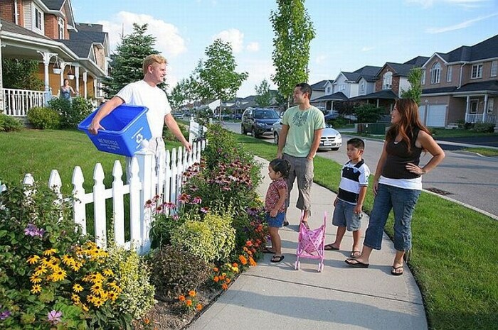 Разговор с соседями включает подробности жизни и увильнуть от ответов или оборвать на полуслове собеседника можно даже не стараться / Фото: keywordsbasket.com Разговор с соседями включает подробности жизни и увильнуть от ответов или оборвать на полуслове собеседника можно даже не стараться / Фото: keywordsbasket.com