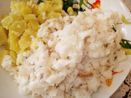 Салат с вареной рыбой, картофелем и зеленым луком. 03