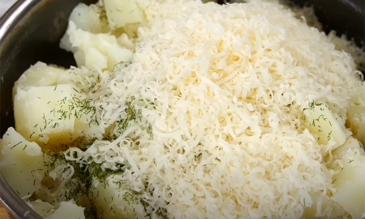 Жарим фарш на нежном пюре: картофельные гнезда сочнее мяса по-французски Жарим фарш на нежном пюре: картофельные гнезда сочнее мяса по-французски выложите, фарша, картофеля, Полноценный, Картофель, укроп, масло, сливочное, добавьте, водеСлейте, подсоленной, мягкости, отварите, нарежьте, очистите, слабом, минут, пармезан, потомиться, смеси