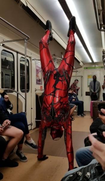 Странные и необычные пассажиры в метро прикольные картинки