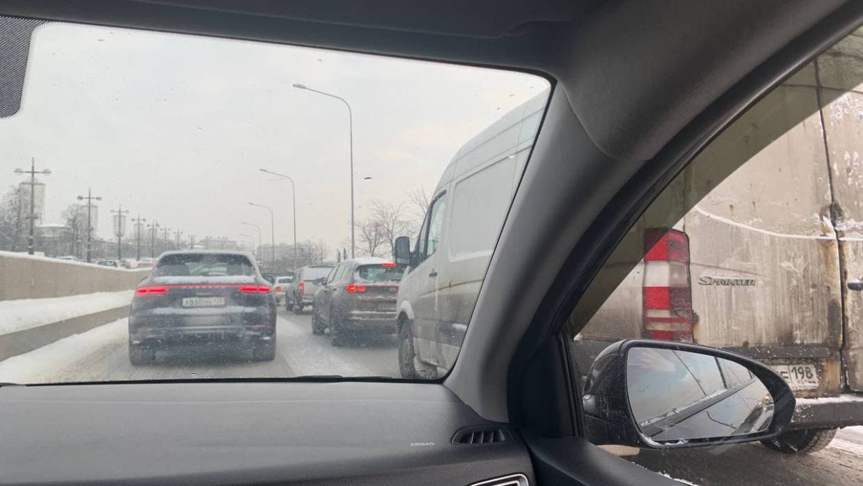 «Аварии из-за неубранного снега»: Автовладельцы Петербурга стоят в мертвых пробках из-за ДТП