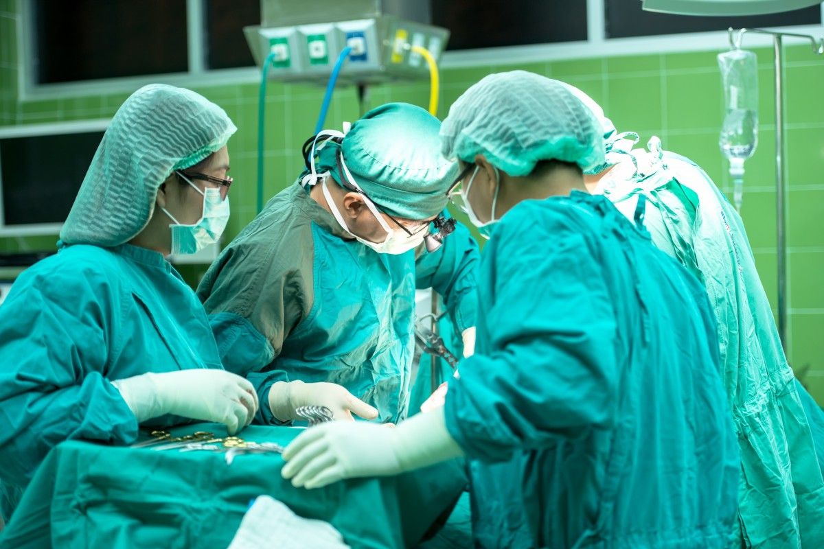 В Словакии хирург полностью ослепил пациента, удалив здоровый глаз Происшествия