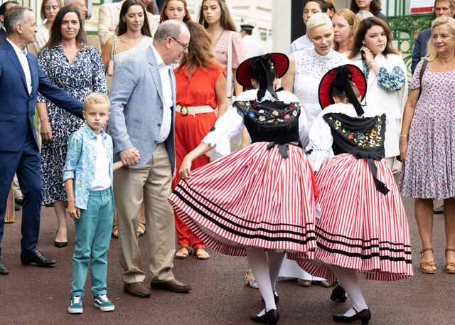 Княгиня Шарлен и Альбер II с детьми посетили традиционный "Пикник Монегасков" Княгиня Шарлен и Альбер II с детьми посетили традиционный "Пикник Монегасков" Монархии