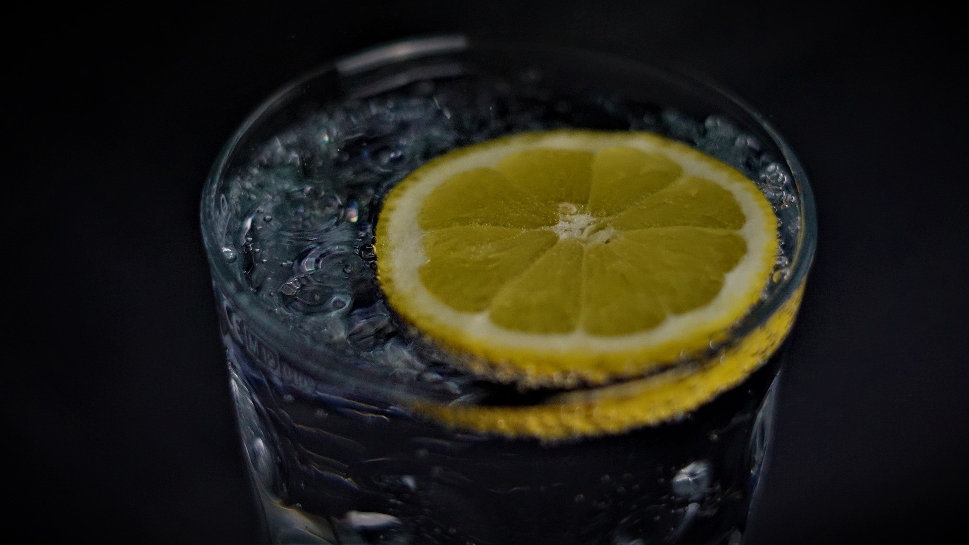 Фото стакан с водой с лимоном