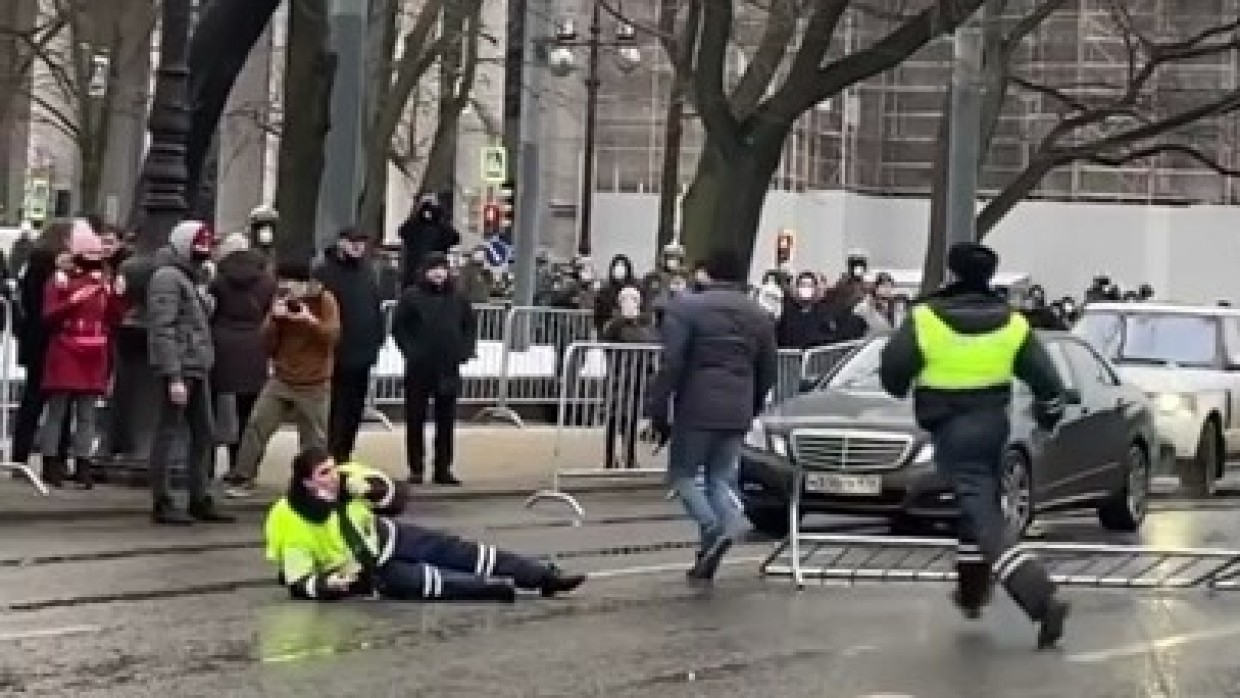 Драться с умершим. Нападение на сотрудника полиции в санкт-петербурге. Абдуллах анзоров голова учителя. Украина мертвая людие на улице. Пасчленёнка людей на улицах.