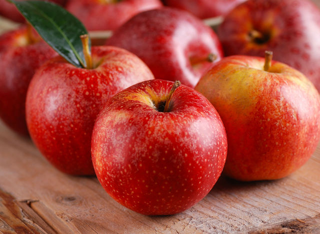 Для профилактики полезно съедать по одному яблоку в день или добавлять его в различные соки и смузи