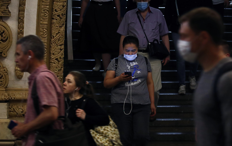 Полиция начала массово штрафовать пассажиров метро Москвы за отсутствие масок