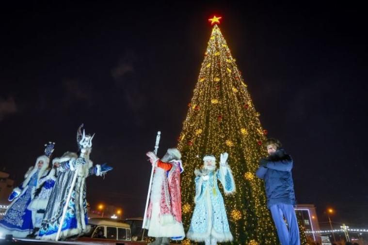 В Якутии зажглись первые новогодние елки в стране