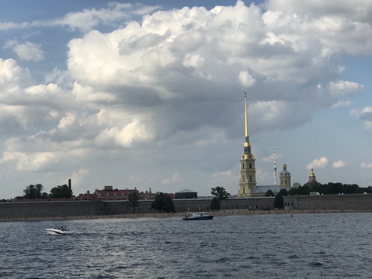 Петербург плюс. Небо СПБ пасмурно. Зной в Петербурге. Санкт-Петербург дождь. Дождь в Петербурге.