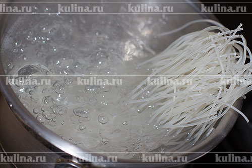 Суп фо с курицей Отдельно в воде сварить рисовую лапшу. Для этого опустите ее в кипящую воду и проварите в течение 5-6 минут. Затем воду слейте.