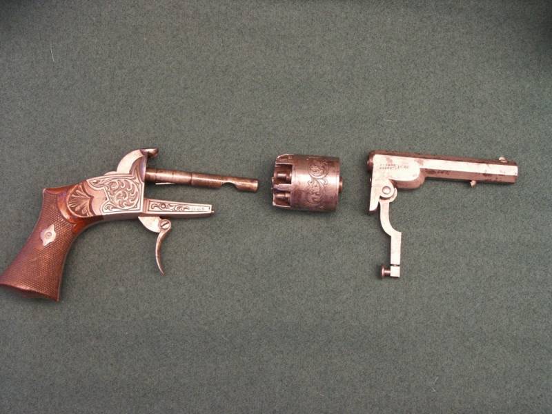 От револьвера-раскладушки к раскладному пистолету-пулемету оружие