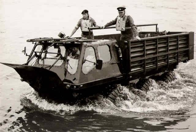По земле и воде. Амфибийный грузовик Alvis Stalwart оружие
