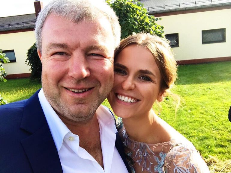 Зачем Александр Робак скрывает от общественности свою супругу Зачем Александр Робак скрывает от общественности свою супругу актер