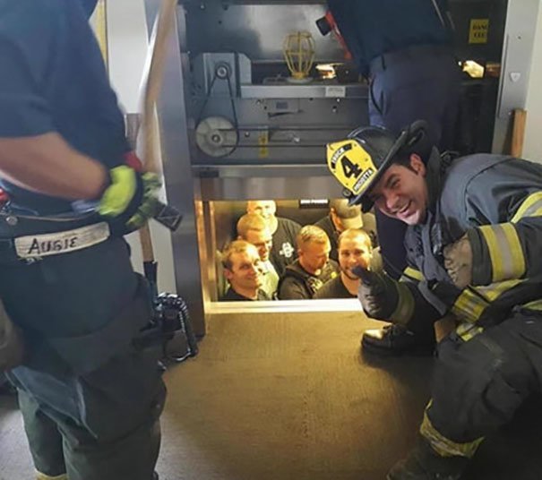 Пожарные спасают полицейских, застрявших в лифте доказательства, забавно, подборка, редкие моменты, редкие фото, удачный кадр, фото, юмор