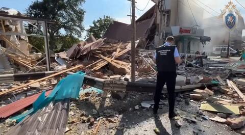 Спасатели в Апшеронске продолжают разбирают завалы после взрыва, пожар потушен