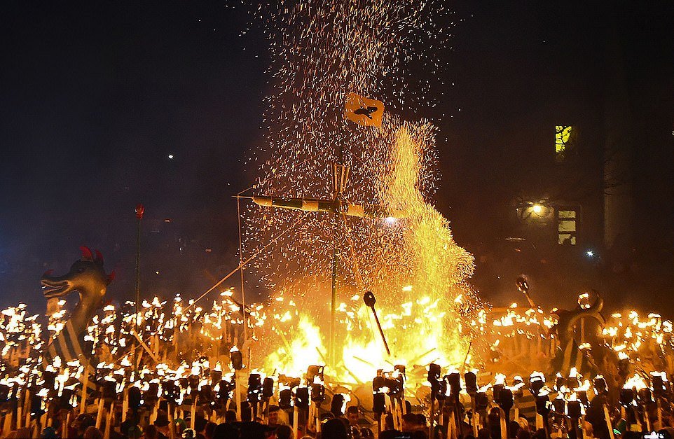 Вторжение викингов! Тысячи людей собрались на ежегодный фестиваль огня 