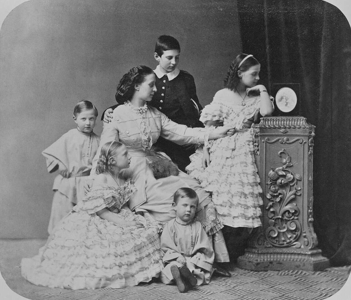 Великая княгиня Александра Иосифовна с детьми. Фото из открытых источников.