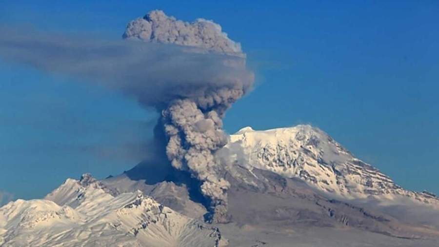 Шлейф пепла вулкана Шивелуч на Камчатке протянулся на 92 км