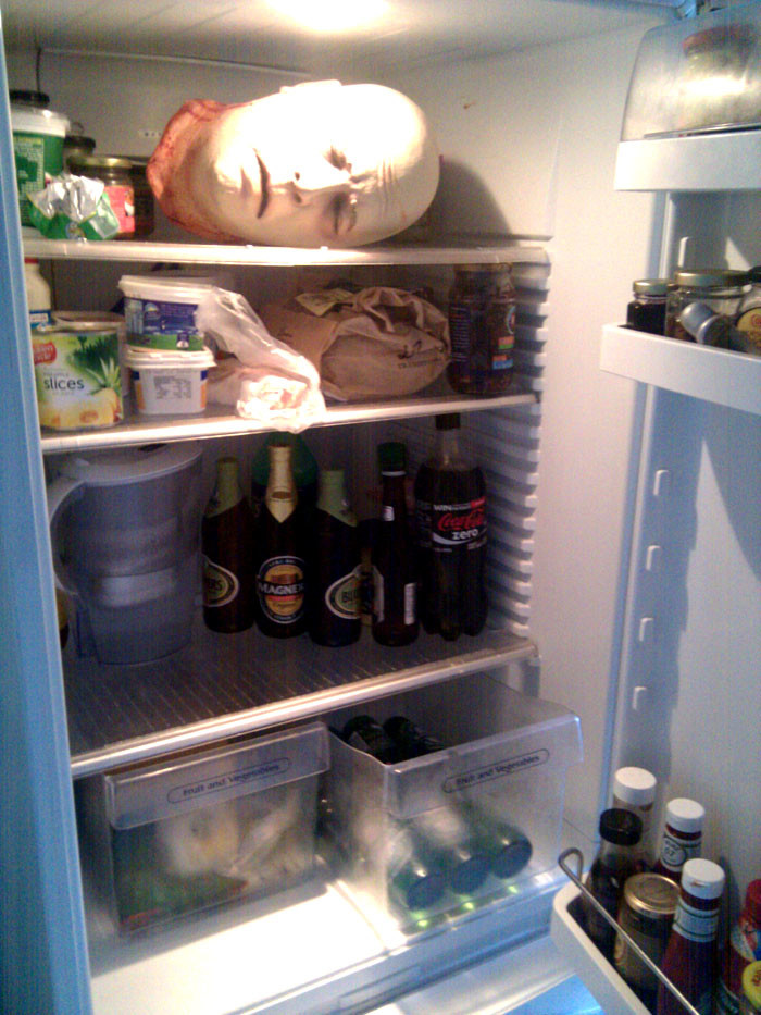 8. В Хэллоуин обязательно кто-то попытается оставить сюрприз в храме желудка смешно, фото, холодильник