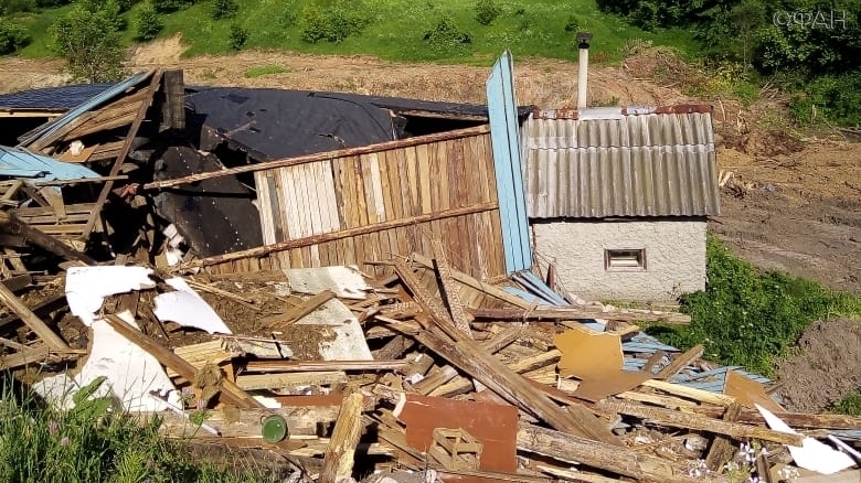 Земля уходит из-под ног: в Нижегородской области деревня медленно «сползает» в яму