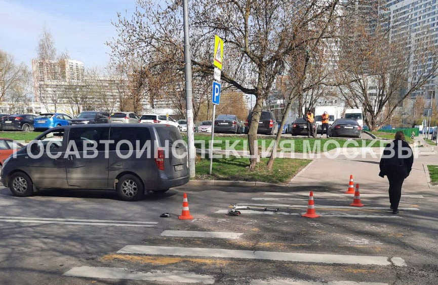 В Москве 11-летний мальчик на самокате попал под колеса иномарки