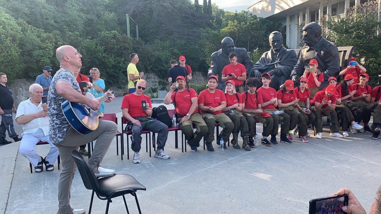 Денис Майданов поблагодарил выступлением волонтеров, помогающих  затопленному Крыму