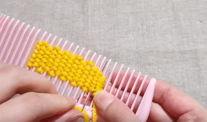 Объемный декор при помощи расчески: необычно, просто и красиво Объемный декор при помощи расчески: необычно, просто и красиво вящание на расческе,объеное вязание,рукоделие