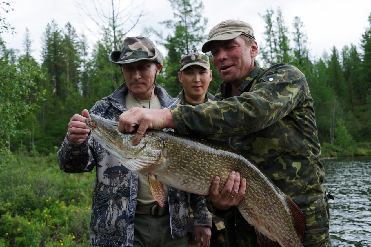 Путин в реке