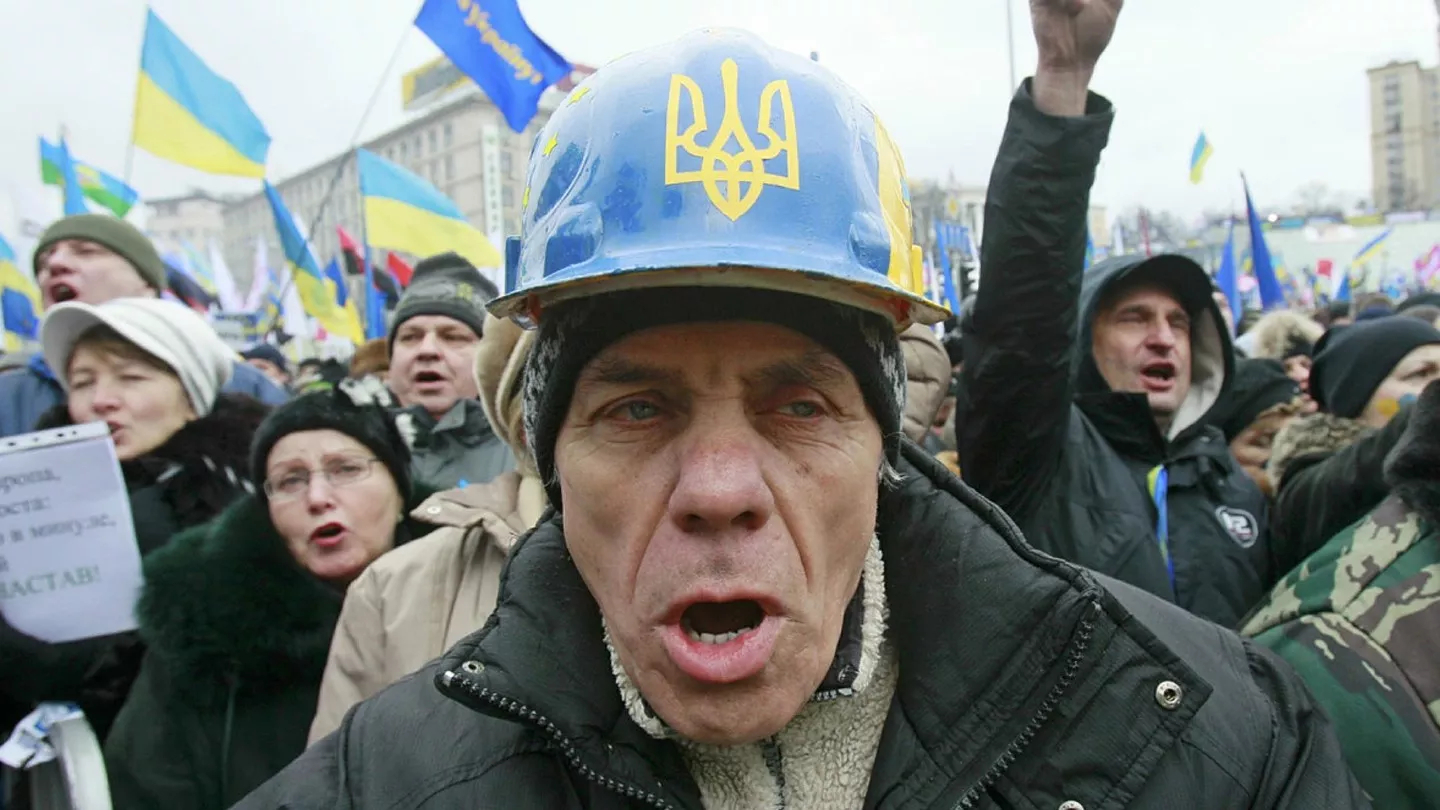 На Украине даже торжественные праздники и юбилеи превращают в траурные дни. Об этом в...