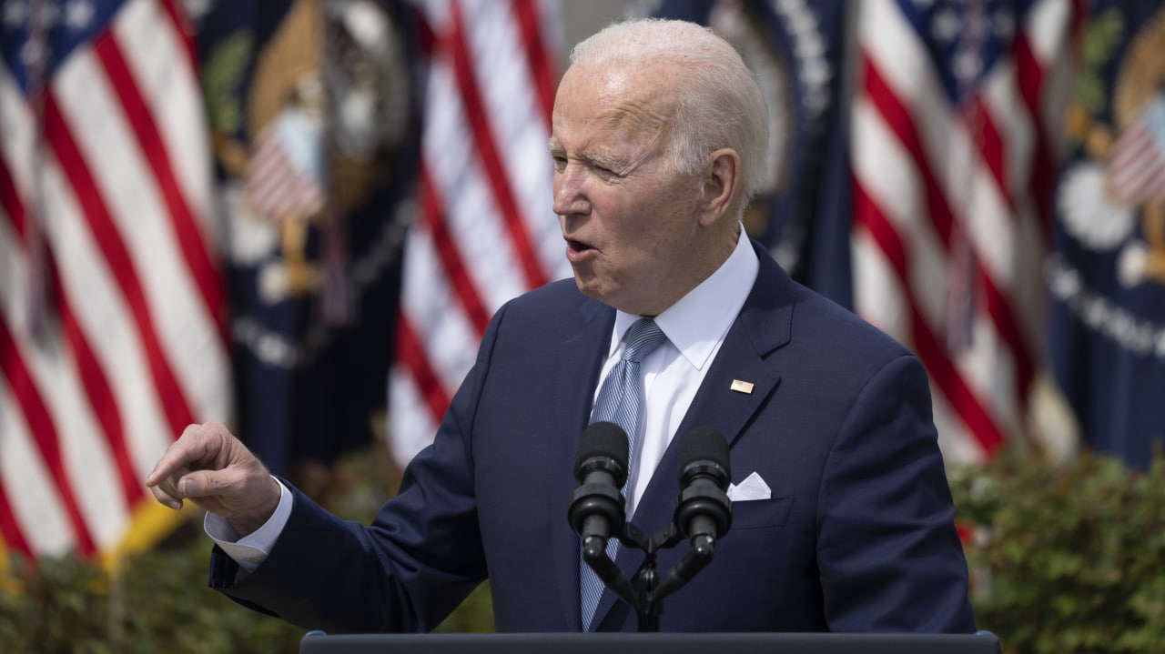 Новый конфуз старого президента: Байден снова протянул руку в пустоту