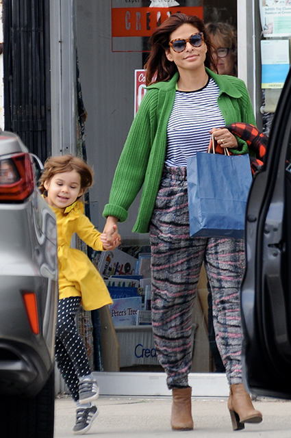 Ева Мендес с дочкой Эсмеральдой на прогулке в Лос-Анджелесе Звездные дети