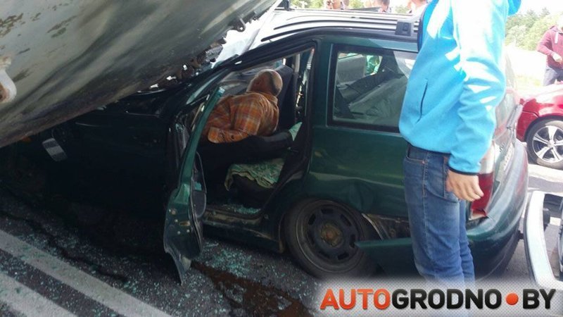 В Беларуси БМП наехала на легковой автомобиль, водитель чудом не пострадал авария, авто, бмп, везение, видео, военная техника, дтп, повезло