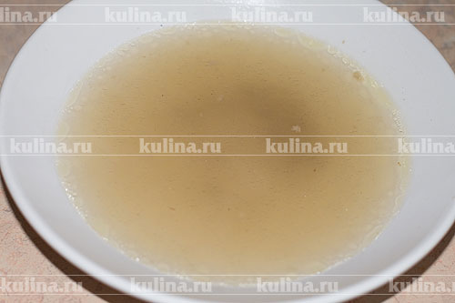 Суп фо с курицей Разлейте бульон по тарелкам.