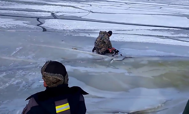 Рыбаки сняли на камеру силу реки под водой, которая ломает даже толстый зимний лед