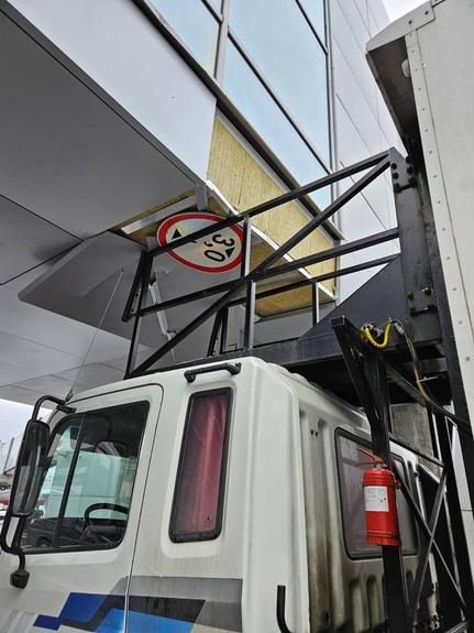 Служебный грузовик въехал в здание терминала Пулково