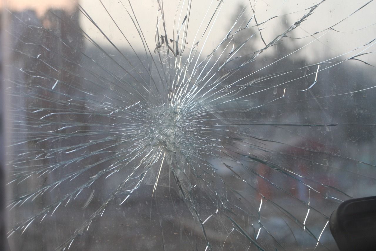 Жители Белгорода самостоятельно чинят поврежденные взрывами окна Происшествия