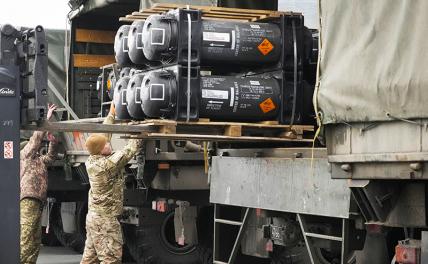На фото: украинские военнослужащие загружают противотанковые ракеты Javelin, доставленные в рамках помощи США в сфере безопасности Украине.