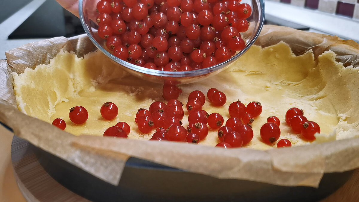 Пеку такие пироги с разными ягодами, начинки меняю по вкусу (рецепт с красной смородиной и нежной заливкой) форму, будет, очень, просто, добавить, теста, цвета, пирог, нужно, желтки, сахаром, хорошо, примерно, изменения, формы, тесто, руками, сахар, должна, белки