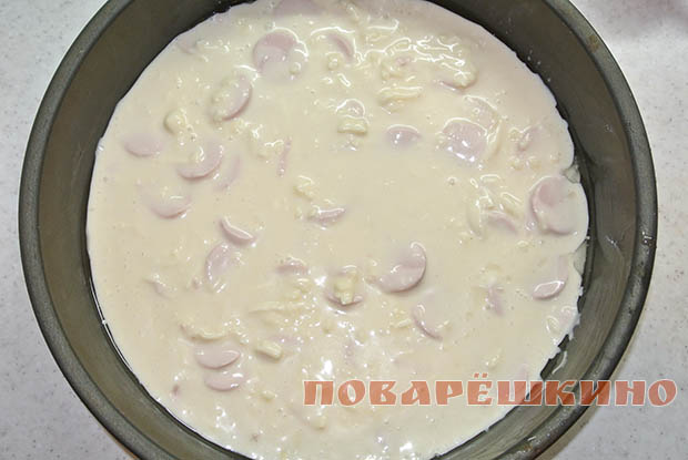 Пирог с сыром и сосисками