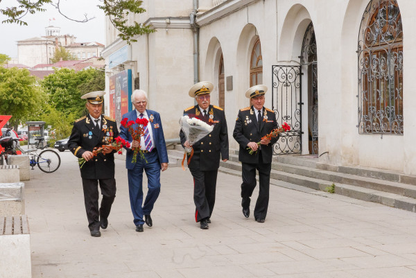 Ветераны возложили цветы к памятнику военным строителям, к памятнику создателям инженерной обороны Севастополя в 1941 – 1942