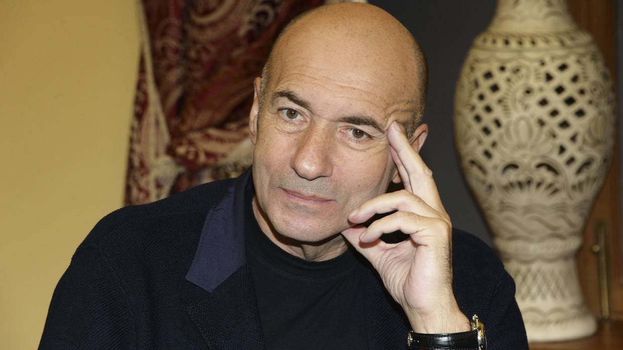 Крутой попросил подписчиков поставить свечку за тяжелобольного певца Серова