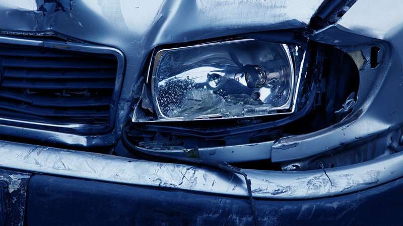 Пенсионер за рулем Renault Logan потерял управление и столкнулся с ограждением в Пушкине