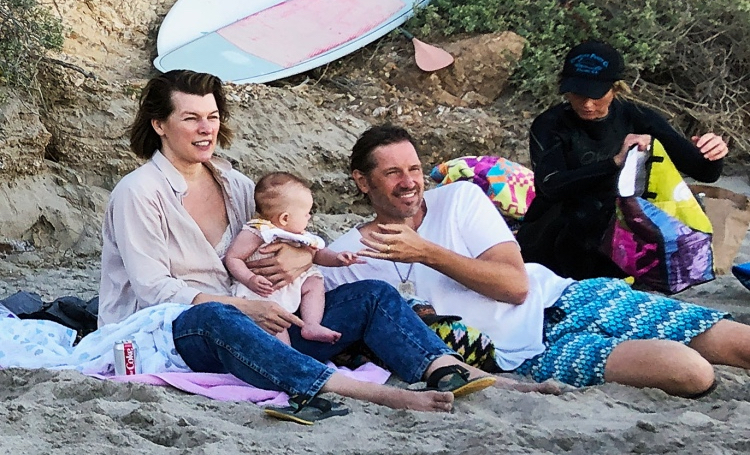 Семейный выход: Милла Йовович с мужем, дочерьми Эвер и Ошин на пляже в Малибу