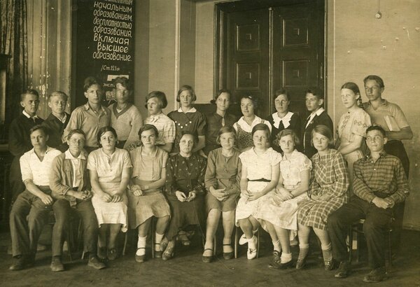 Зоя, шестая справа в верхнем ряду, с одноклассниками, 1937 год. Источник: wikipedia.org