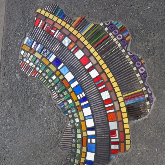 Художник ремонтирует разрушенные тротуары с помощью разноцветных мозаичных 