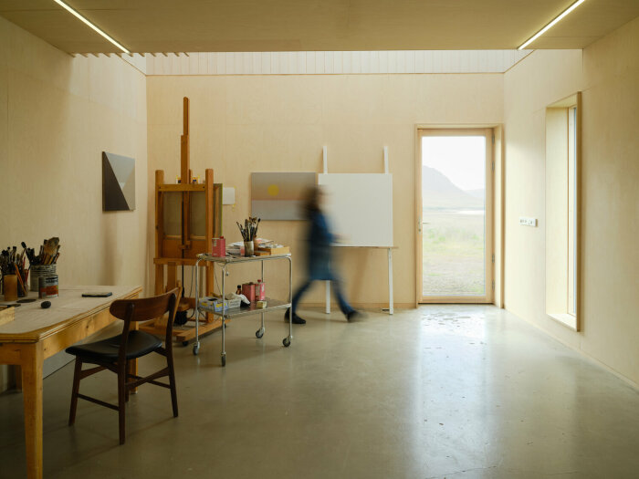 Заброшенный бетонный сарай превратили в современный дом для художника художника, Студия, Хлодуберга, чтобы, галереи, сарай, этаже, Studio, условия, решили, мастерской, сарая, загородного, качестве, котором, которое, создать, первом, пространством, более