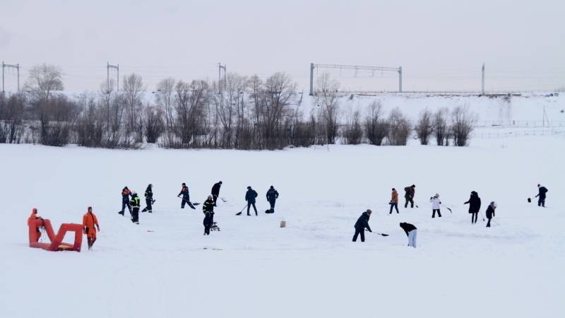 Гигантскую новогоднюю открытку нарисовали на льду озера в Новосибирске Общество