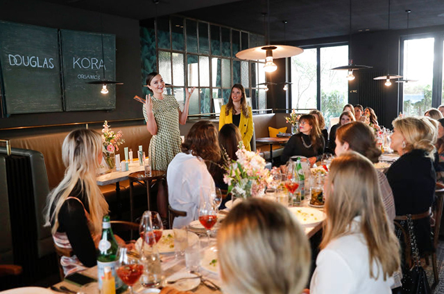 Беременная Миранда Керр провела пресс-завтрак своего бренда Kora Organics Звездный стиль