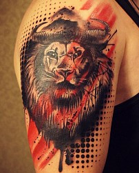 Татуировка лев на плече парня